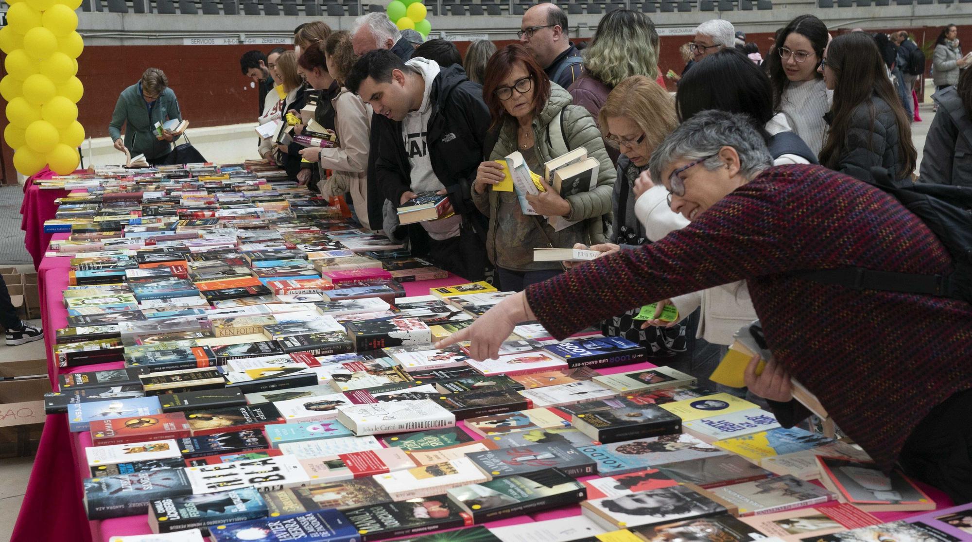 El Iradier, convertido en mercado de trueque de libros