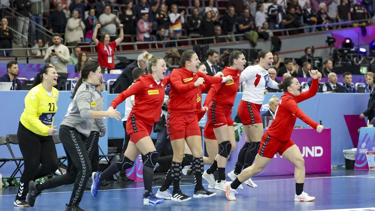 Jugadoras de la selección de Serbia celebrando la victoria.