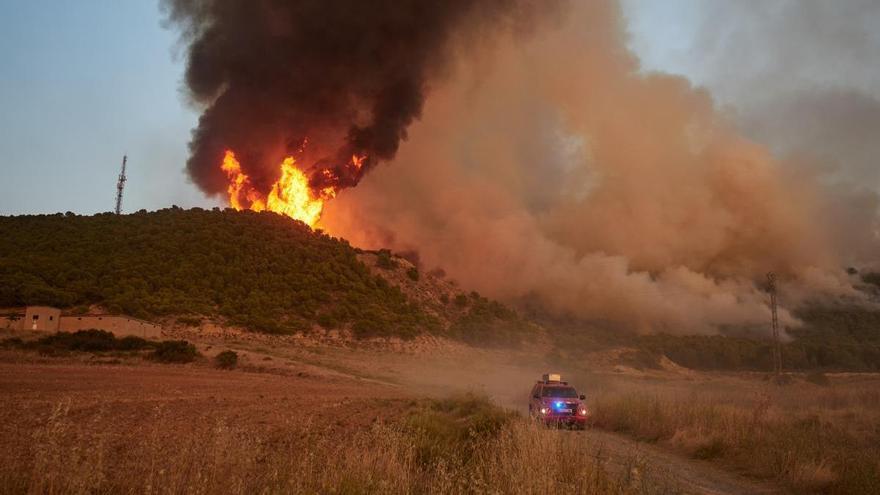 La alcaldesa de Carcastillo explica que el incendio sigue dentro del perímetro y sin riesgo para la población