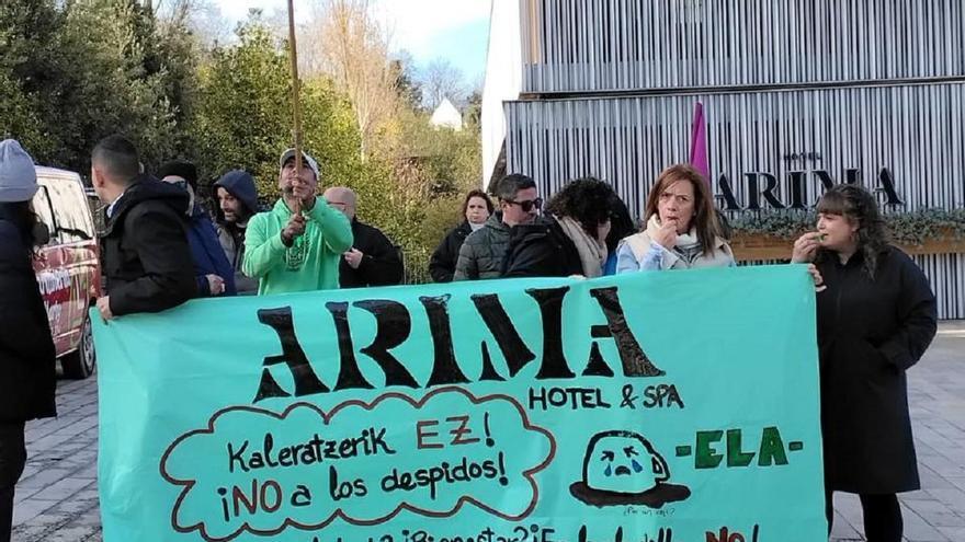 Trabajadores del Hotel Arima de Donostia se concentran en protesta por tres despidos
