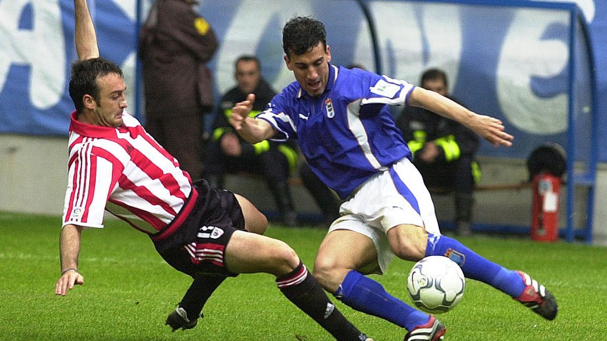 Lacruz pugna por el balón con Oli en el Carlos Tartiere.