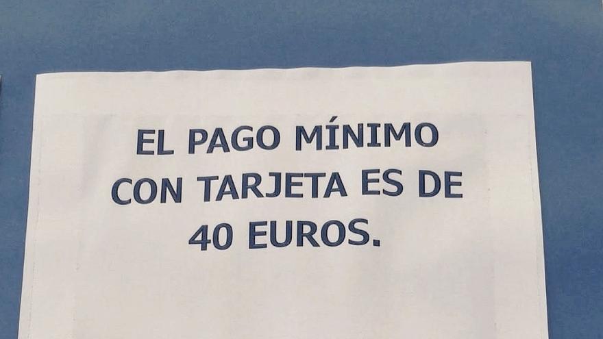 El cartel de un bar que obliga a pagar en efectivo por debajo de 40 euros desata el debate: ¿es legal?