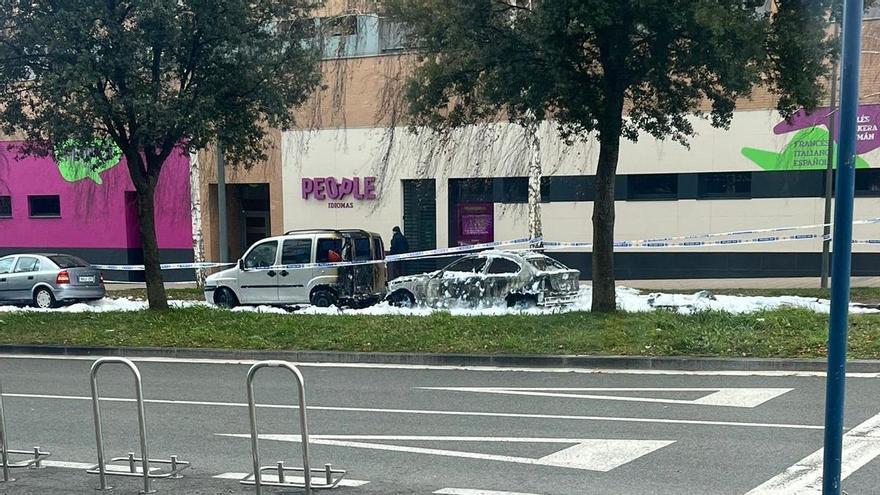 Calcinados dos vehículos en Zabalgana