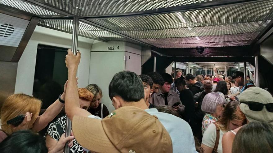 La avería en el metro pone a prueba la paciencia de los usuarios: "Cada vez vemos más estos retrasos"