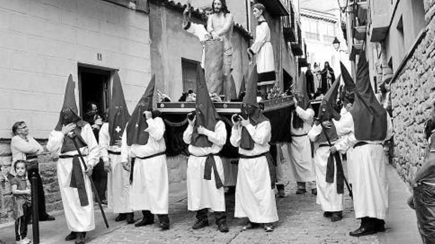 Alta participación y novedades en la procesión de Tafalla