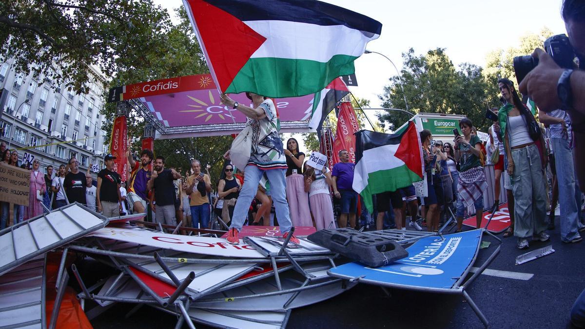 Los manifestantes propalestinos cortan el recorrido de la Vuelta en Madrid.