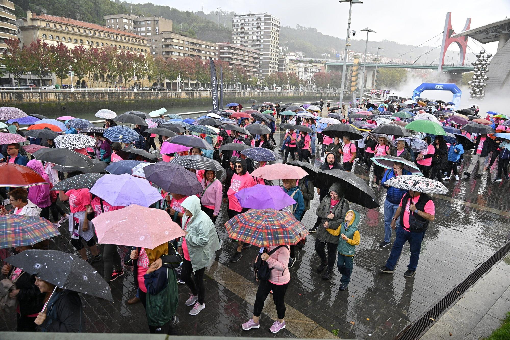 En imágenes: los paraguas tiñen la marea rosa de Bilbao