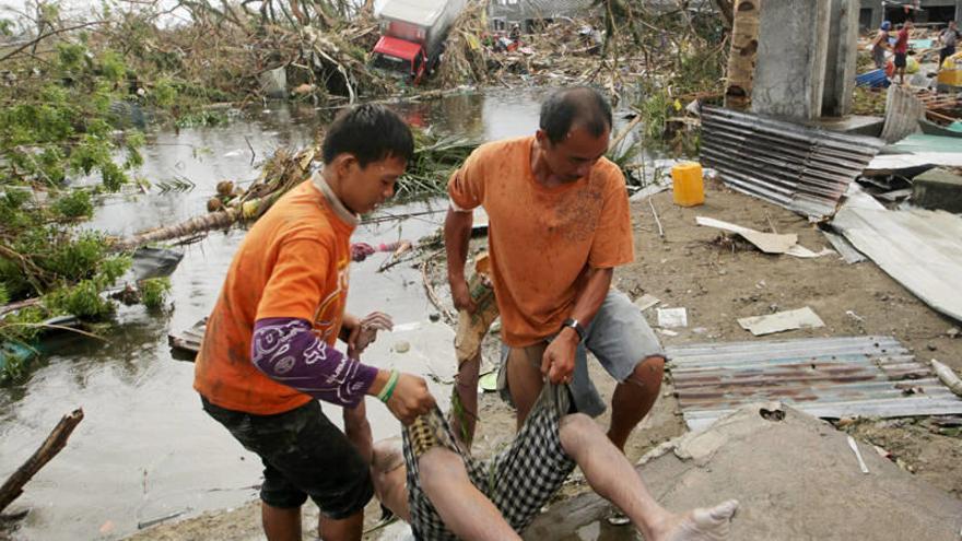Más de un centenar de muertos tras el paso del tifón Haiyan por Filipinas