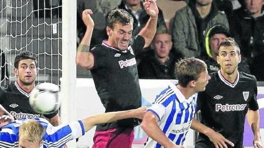 Xabi Castillo y Borja Ekiza, en una acción defensiva en Helsinki.