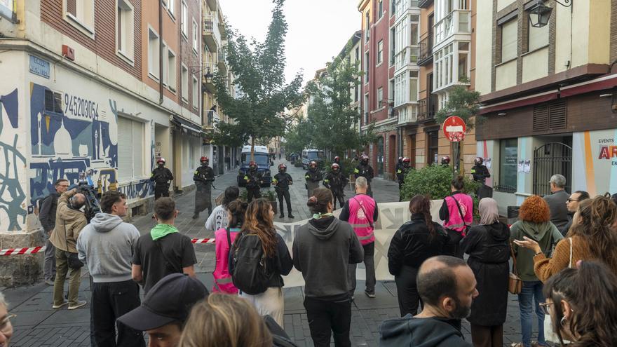 Indignación ante el desahucio en Nueva Fuera, efectuado este mediodía en Gasteiz una familia con dos menores