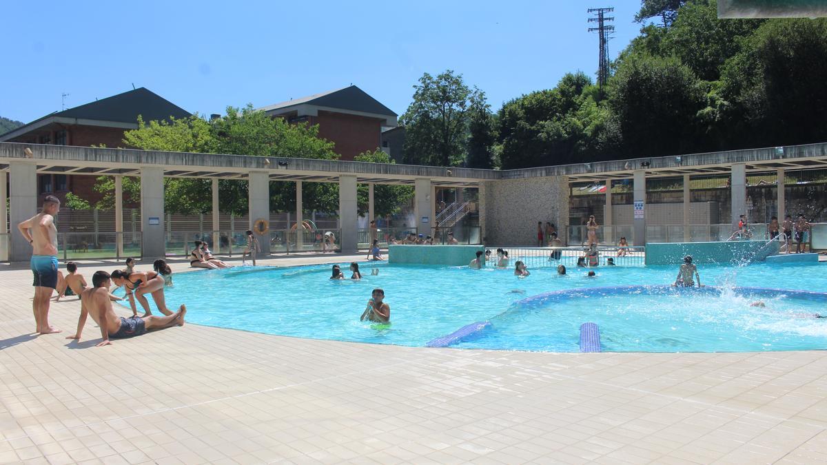 Refrescantes chapuzones en la piscina exterior de Agorrosin.