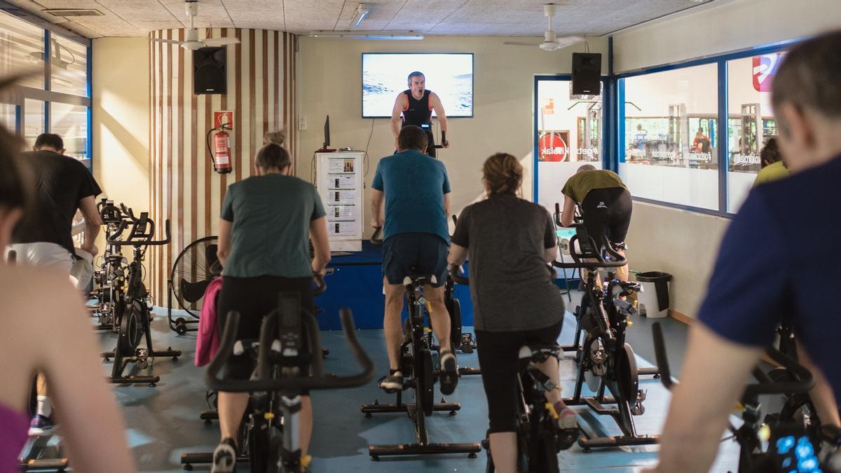 Una clase de ciclo indoor, modalidad que está dentro de las posibilidades deportivas que ofrecen Gobela y Fadura.