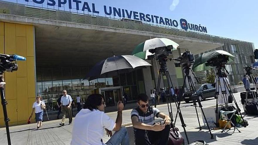 Un hombre entra desnudo al hospital donde se opera al rey gritando &quot;no más mentiras de la CIA&quot;