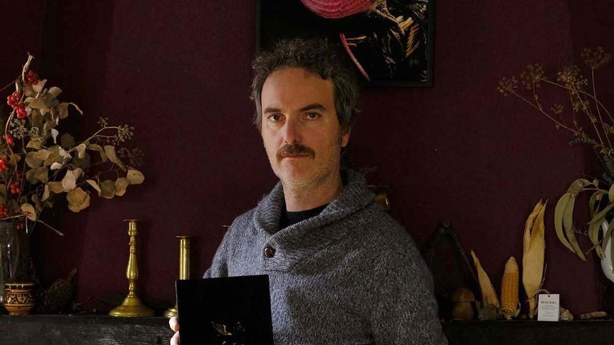 El autor posa con su fotolibro, cuya edición es aterciopelada.