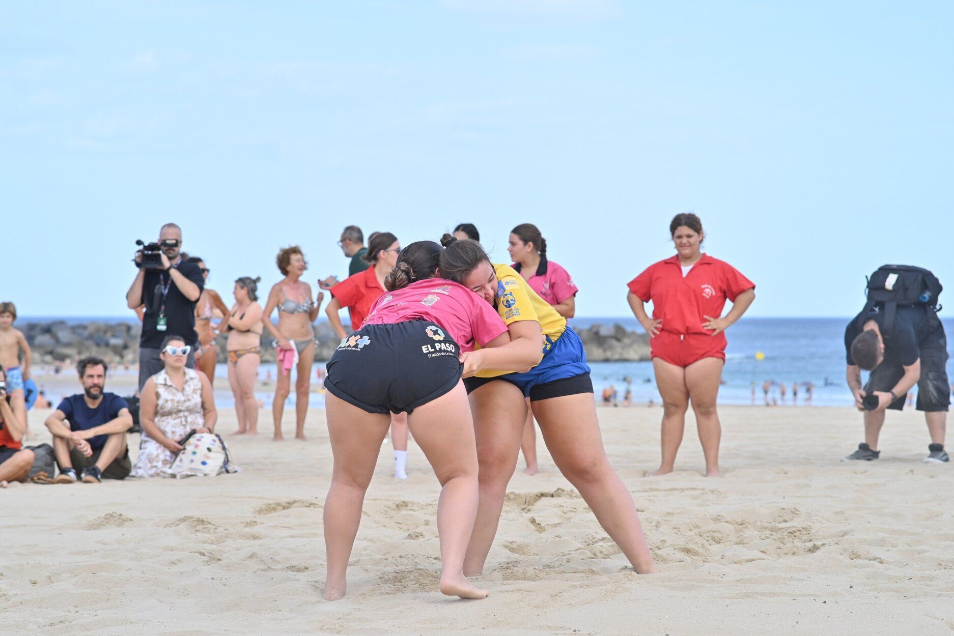 Espectacular exhibición de lucha canaria en la playa de la Zurriola