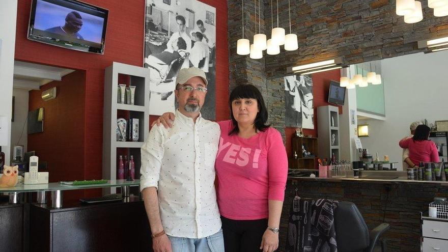 José Luis Uranga y Leire Juaristi, propietarios de la peluquería Uranga de Hondarribia.