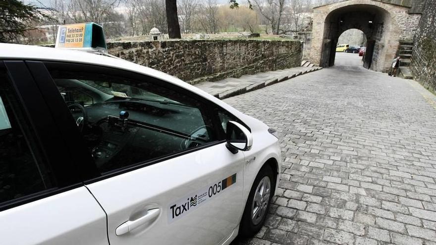 Un taxi del servicio turístico de Teletaxi San Fermín pasando por el Portal de Francia.