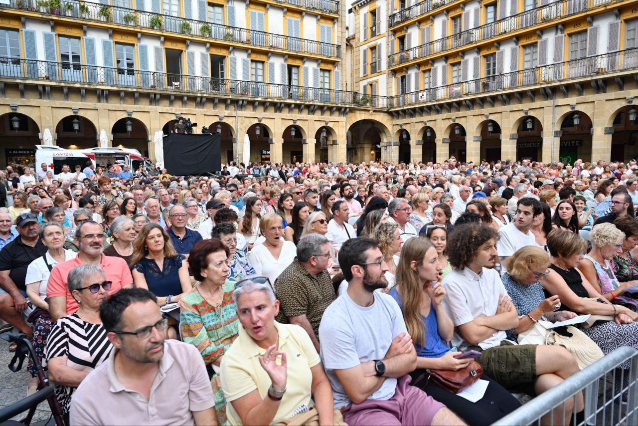Alarde de Txistularis en la plaza de la Constitución