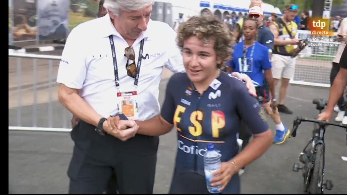 Paula Ostiz recibe la felicitación de Eusebio Unzué tras la victoria.