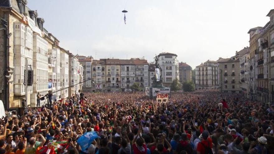 El Ayuntamiento de Vitoria ha decidido prescindir del chupinazo que marca el inicio de las fiestas de La Virgen Blanca el 4 de agosto para evitar que se repitan las aglomeraciones.