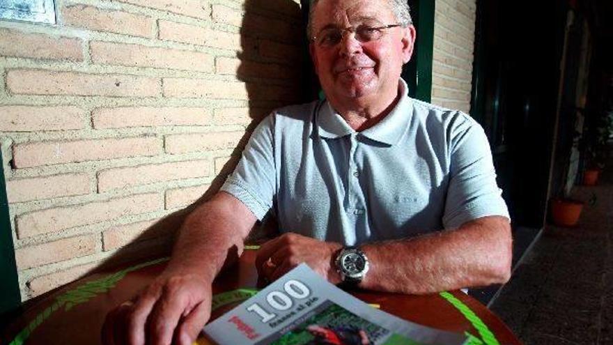 Mikel Etxarri posa con un ejemplar de su libro tras la entrevista concedida a este periódico.