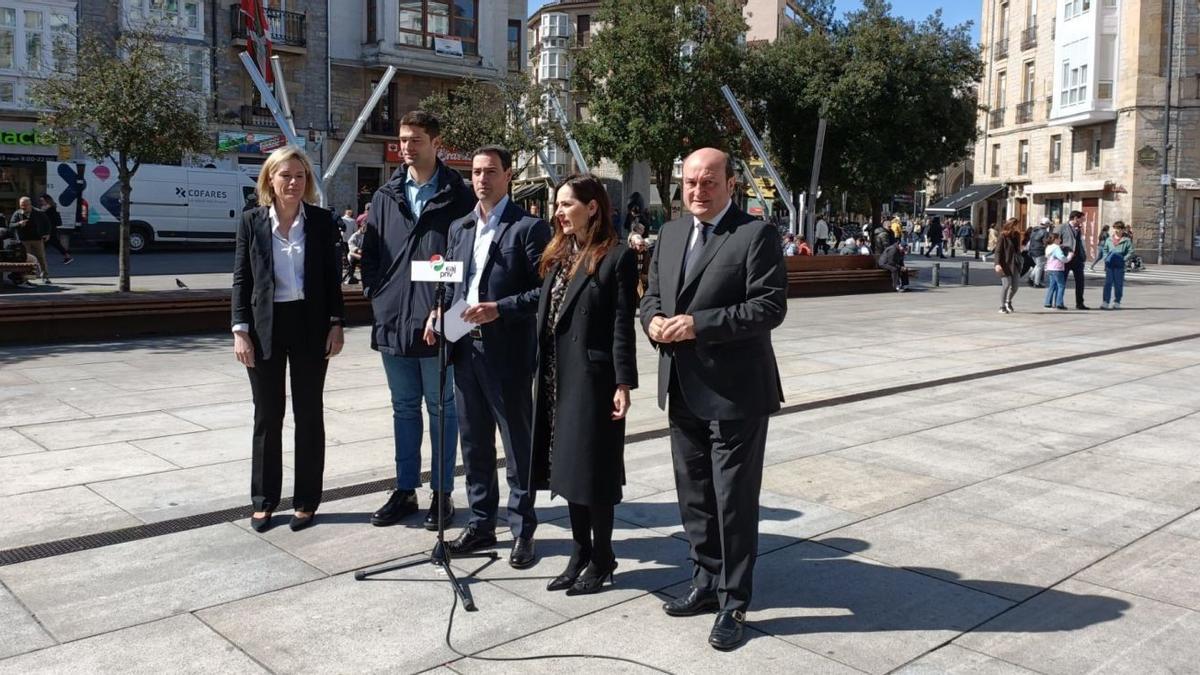 Declaración de Imanol Pradales sobre el lehendakari Ardanza, flanqueado por Bakartxo Tejeria y Joseba Díez Antxustegi, en presencia de Andoni Ortuzar y Mireia Zarate. Declaración de Imanol Pradales sobre el lehendakari Ardanza, flanqueado por Bakartxo Tejeria y Joseba Díez Antxustegi, en presencia de Andoni Ortuzar y Mireia Zarate.