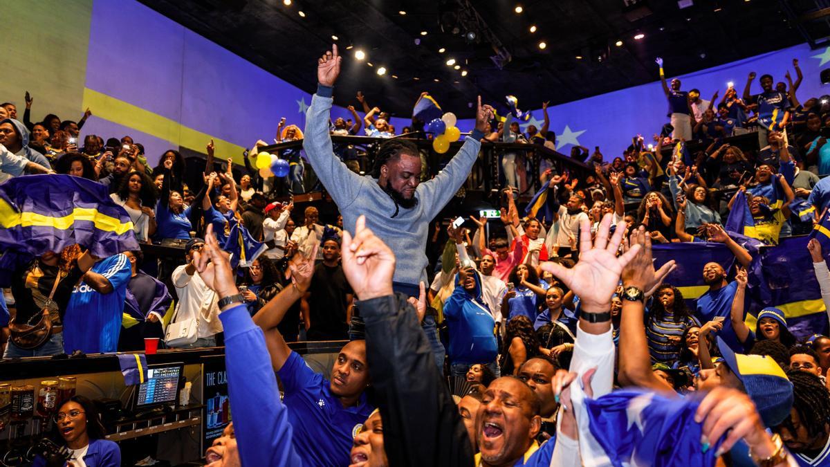 Aficionados de la selección de Curaçao celebran en Rotterdam la clasificación de su selección para el Mundial.