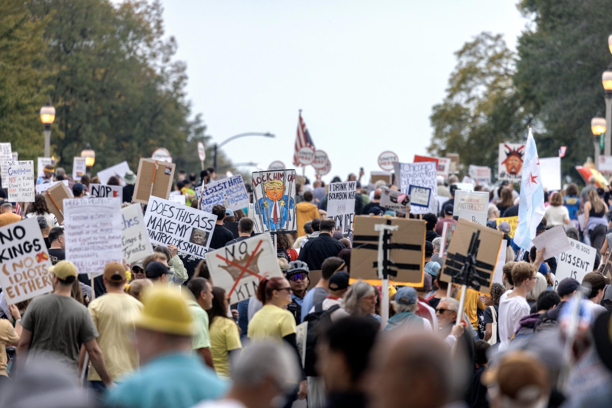 Miles de estadounidenses protestan contra Trump: "No queremos reyes"