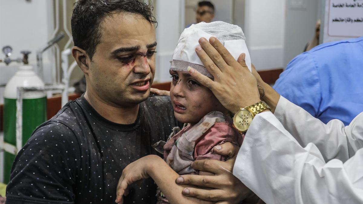 Los menores son las víctimas más vulnerables del asedio israelí. En la imagen, un padre lleva a su hijo al hospital tras un ataque por parte del Ejército de Israel.