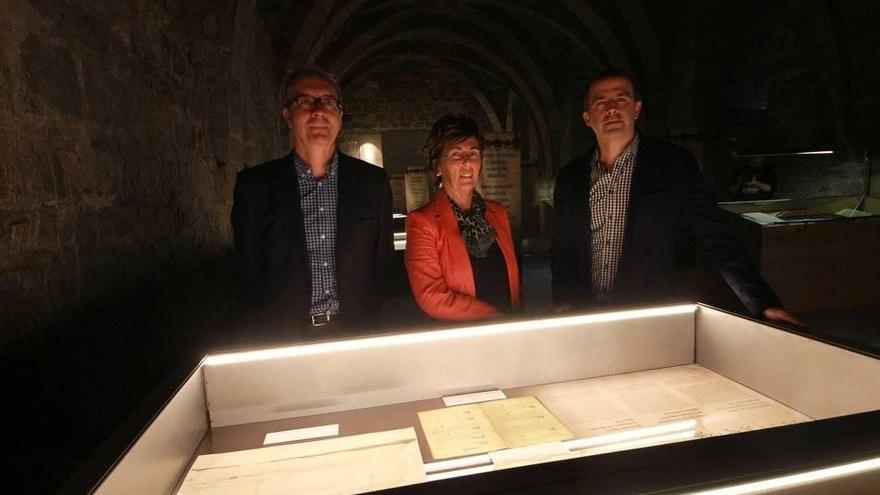 El director del Servicio de Archivos y Patrimonio Documental, Joaquim Llansó, la comisaria de la exposición, Susana Herreros, y el director del Archivo de Navarra, Félix Segura.
