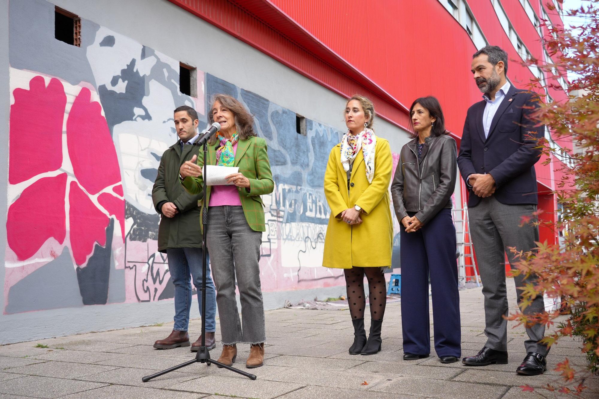 En imágenes: 50 años de libertad y democracia en murales