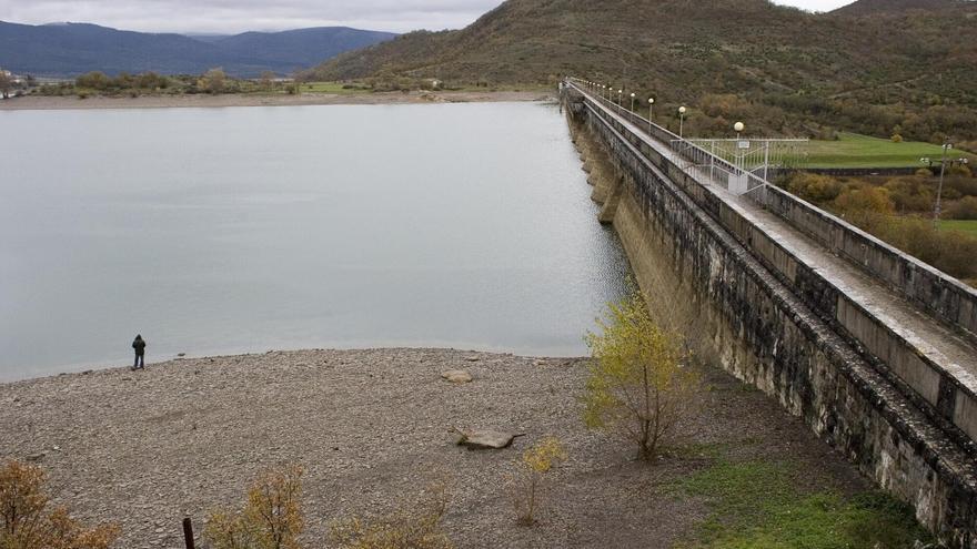 Rescate en Ullibarri-Gamboa: activada la alerta acuática por un bote arrastrado por el viento