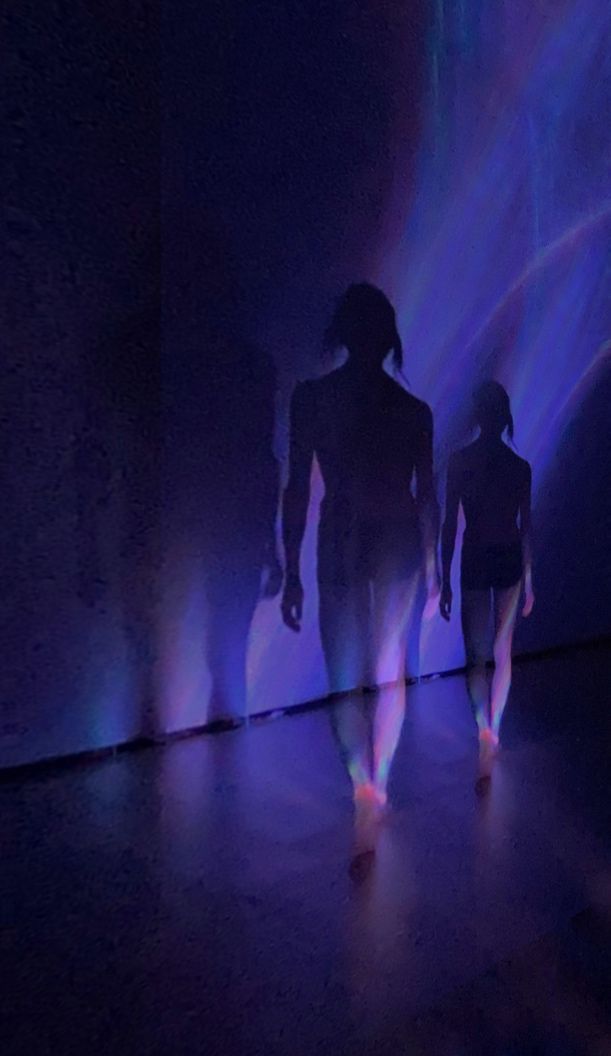 Manera en la que las luces se entrelazan con los cuerpos.