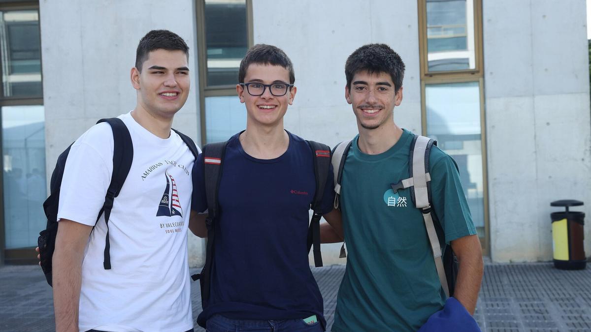 Desde la izquierda, Álex Cuesta, Josu Martínez de Azagra y Millán Álvarez, en su primer día como estudiantes de Ingeniería Biomédica.