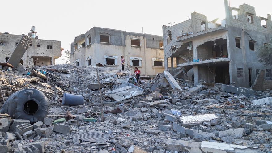 Nuevos ataques israelíes matan a decenas de palestinos que esperaban ayuda humanitaria en Gaza