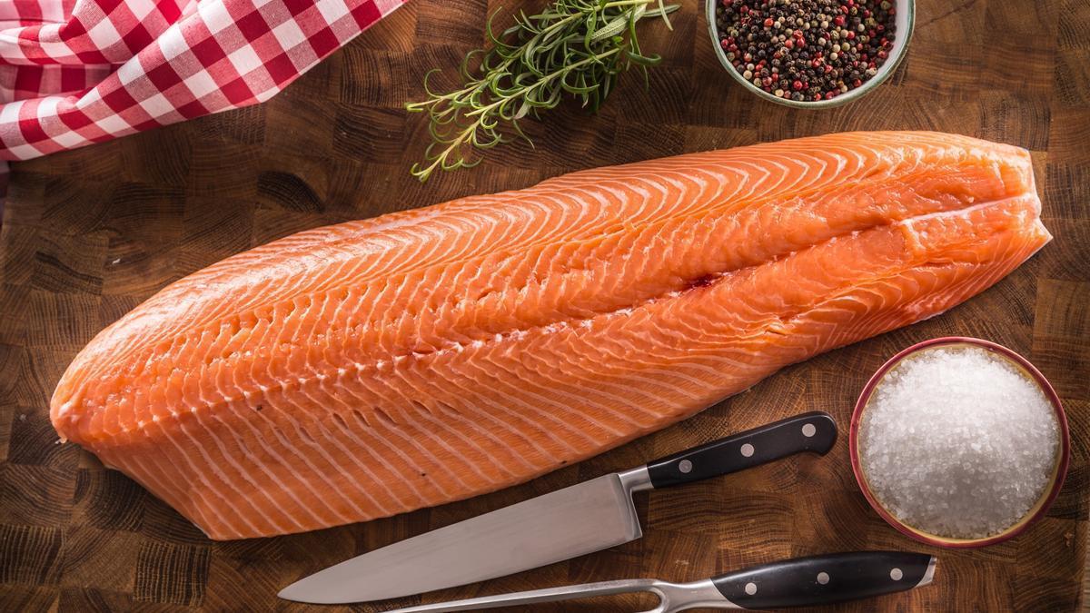 El salmón proporciona vitamina D.