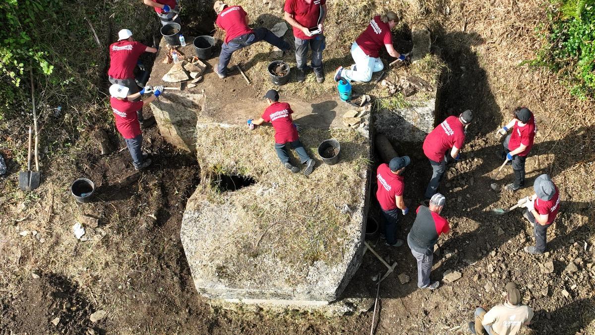 Equipo de Edestiaurre durante la excavación del año pasado.