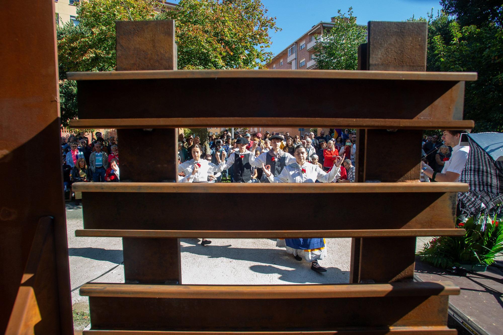 Inauguración del monumento en homenaje a las víctimas de la represión franquista en la Rochapea