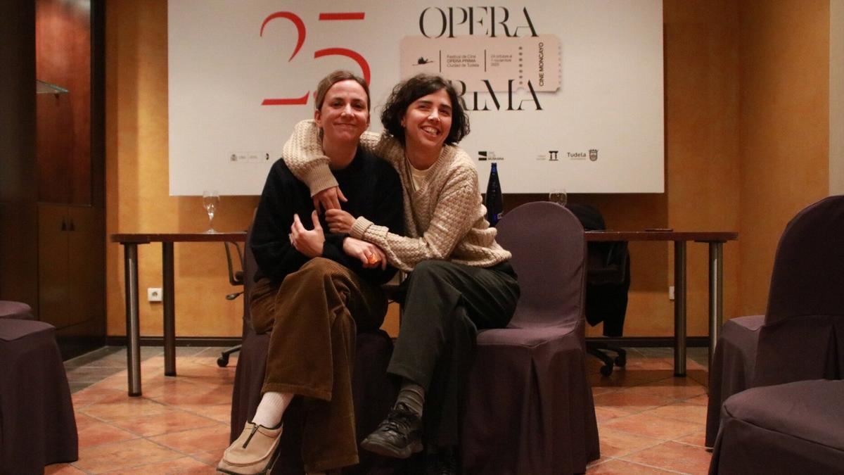 Sara Fantova, a la derecha, durante la presentación de la película con su productora.