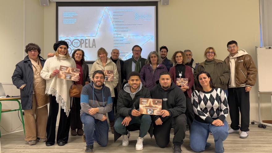 El escaparate navideño de la peluquería Elektra gana el concurso de Sopela