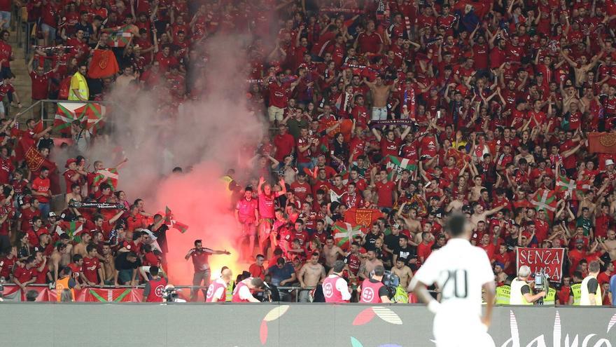 El aficionado evacuado en camilla, con una lesión en la tibia