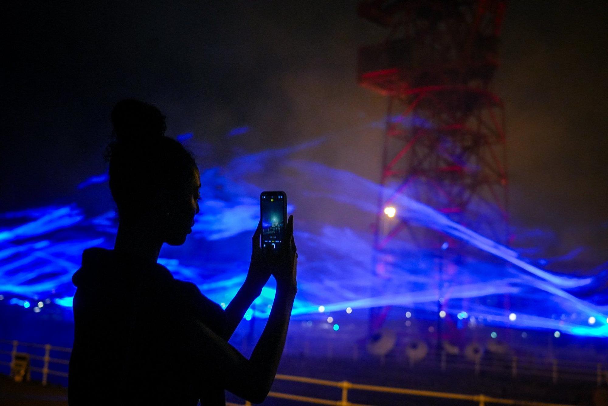 En imágenes: ‘Waterlicht’, un océano de luz azul sobre la ría de Bilbao
