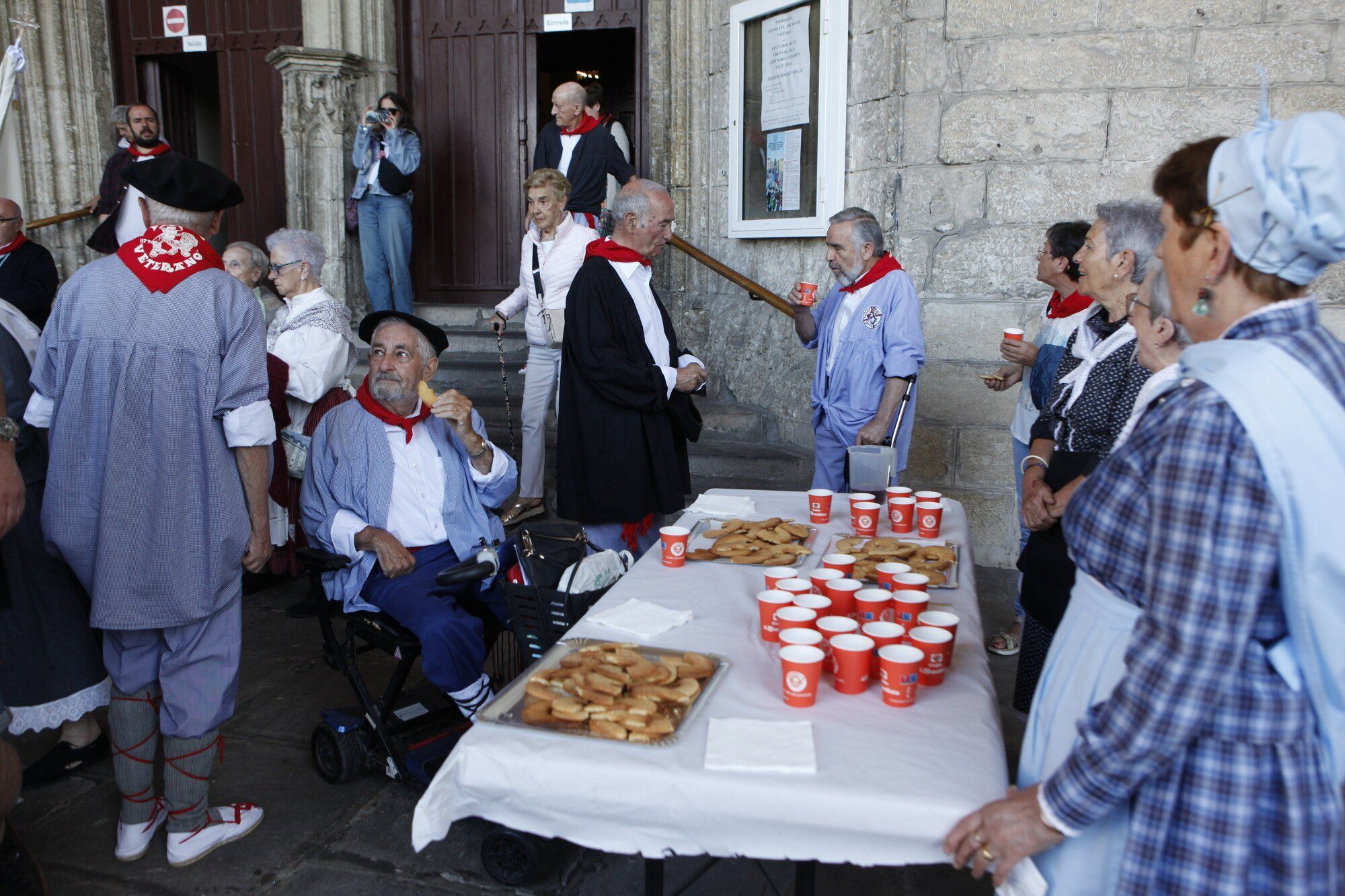 Los blusas y neskas veteranos ya disfrutan de su día en La Blanca