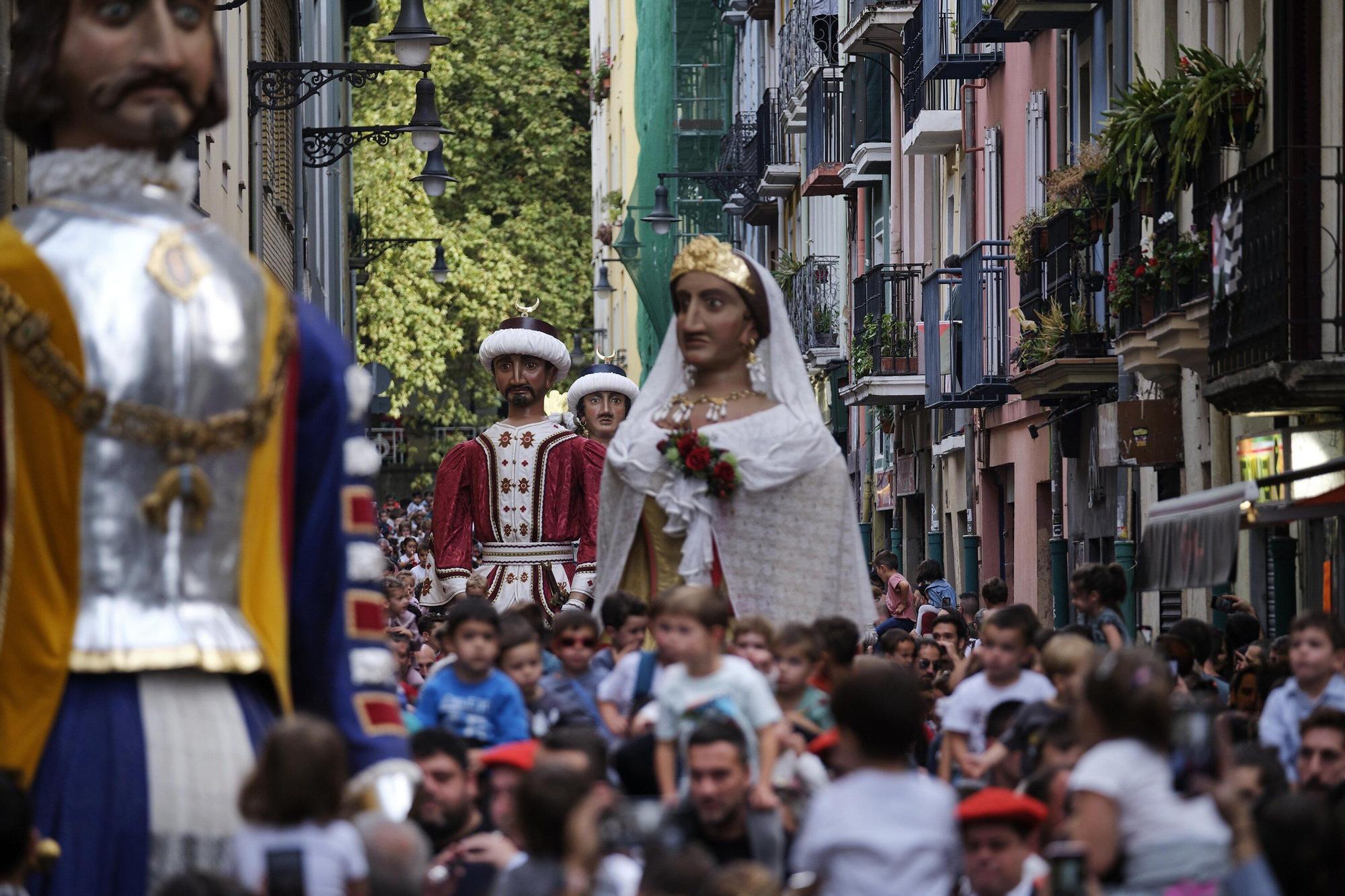 Comparsa de Gigantes y Cabezudos por San Fermín Txikito