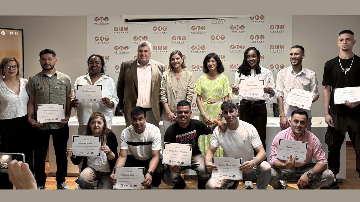 Las personas que han participado y obtenido su diploma en el programa Eskolanbide Berri.