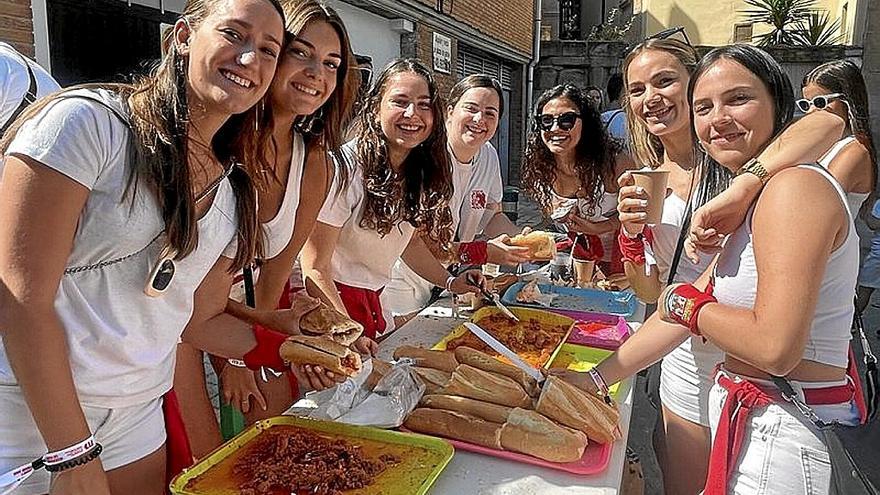 La Plazuela fue el lugar escogido por los jóvenes para dar un almuerzo.
