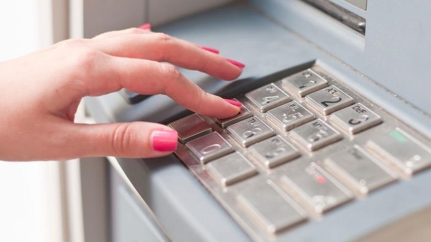Un hombre estafa 28.000 euros a ancianos en cajeros automáticos