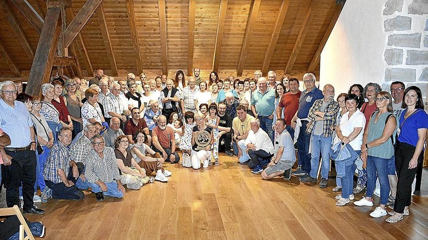 Lourdes Arregui (en el centro), rodeada del cariño de su familia, compañeros/as de profesión y pacientes del Valle de Aezkoa en el cálido homenaje a su trayectoria.