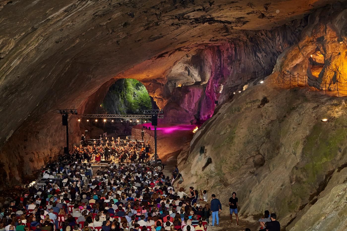 cueva zugarramurdi.jpg