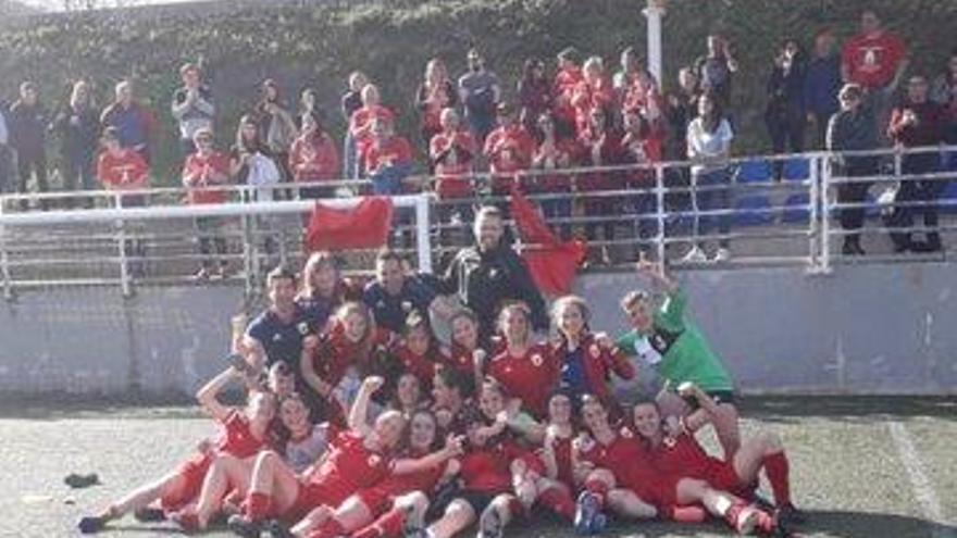 Las chicas de la sub-17, con sus familias en la grada.